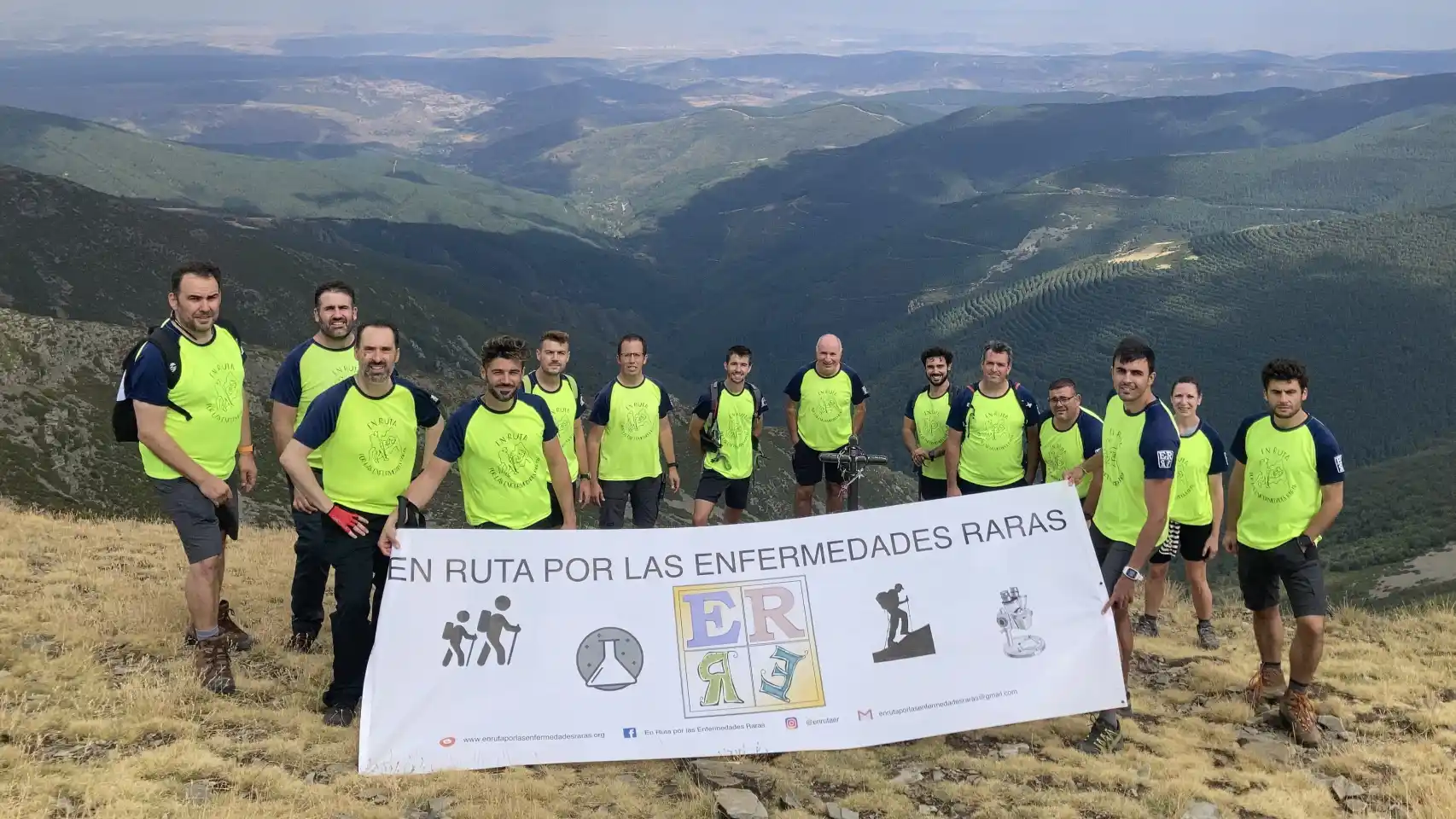 15 valientes suben la montaña más alta de la provincia de Burgos en su lucha por visibilizar las enfermedades raras