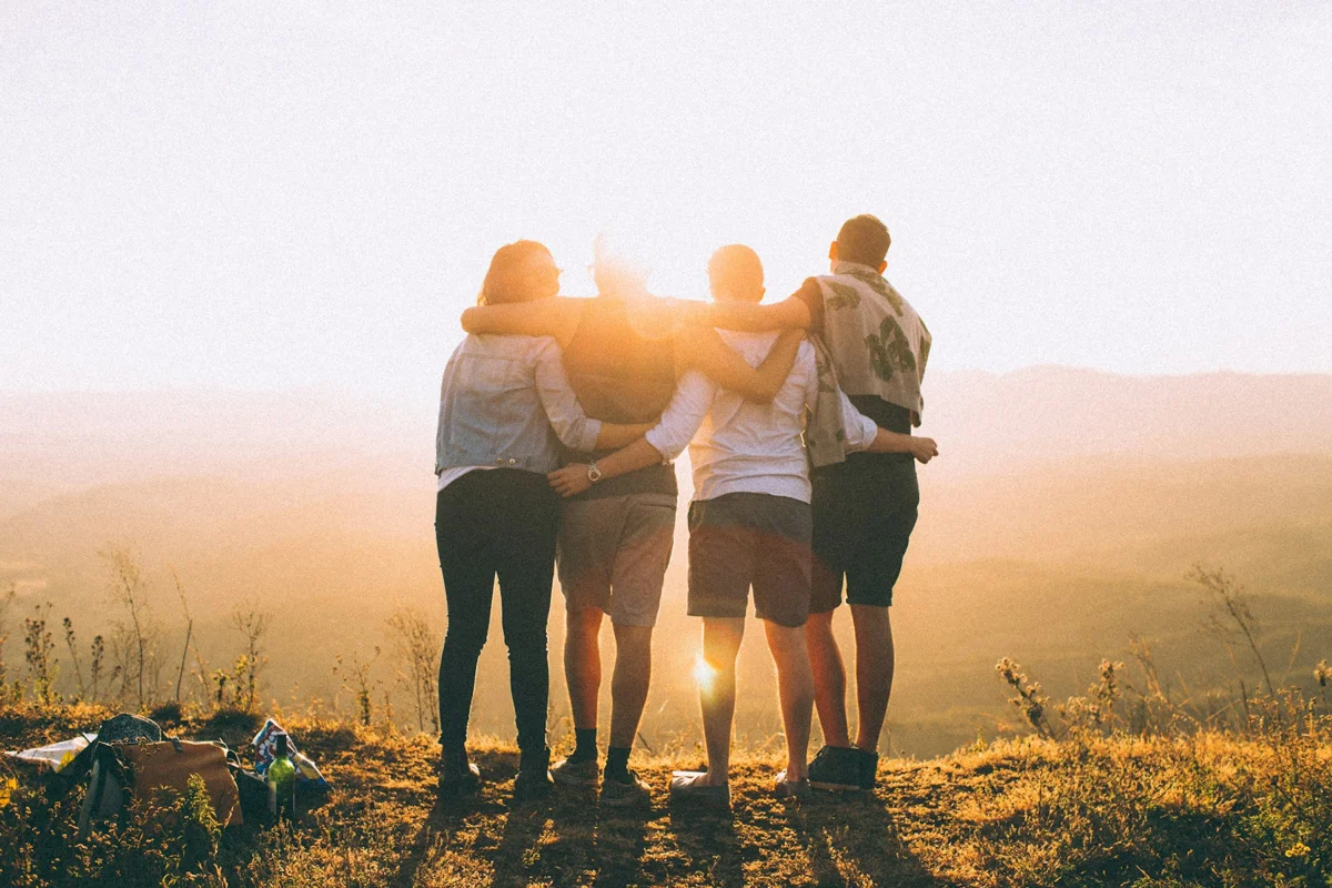 Fotografía ilustrativa de un grupo de personas reunidas al aire libre.
